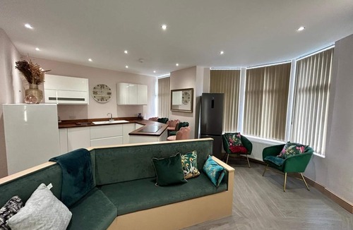 South Shore Apartment | Strawberry Fields Suite by Sasco Apartments