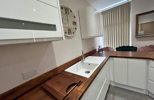 South Shore Apartment | Strawberry Fields Suite by Sasco Apartments