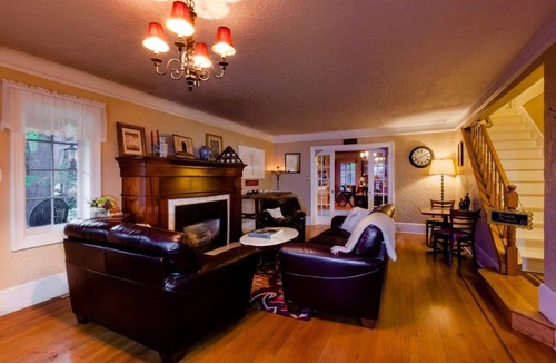 Mount Shasta Hotel | Strawberry Valley Inn