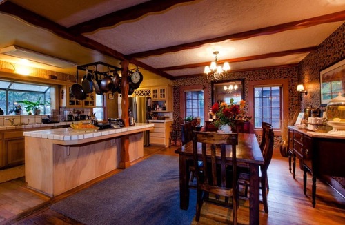 Mount Shasta Hotel | Strawberry Valley Inn