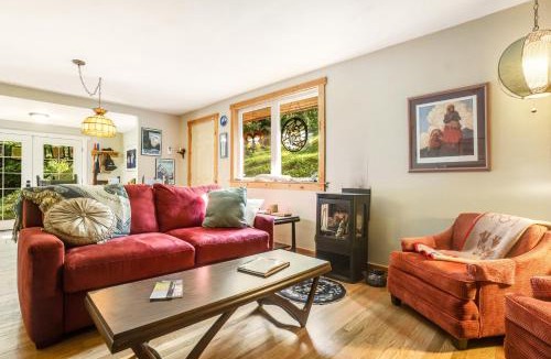 Freeland House | Stray Cat Cottage