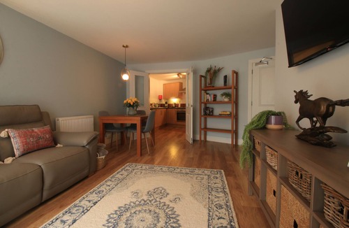 Yeovil Apartment | Stream view Apartment - Town centre with Parking