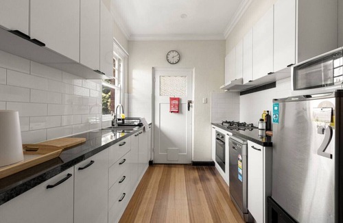 Brighton Apartment | Streamline Moderne apartment w/dedicated parking