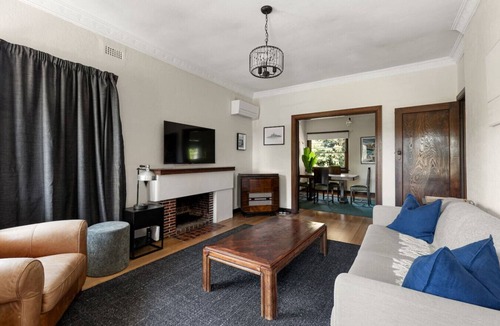 Brighton Apartment | Streamline Moderne apartment w/dedicated parking