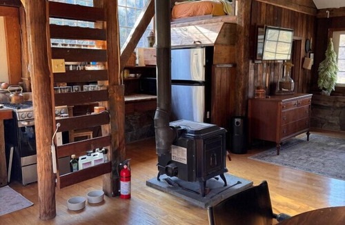 Newtown Cottage | Streamside Cottage @ Sticks & Stones Farm