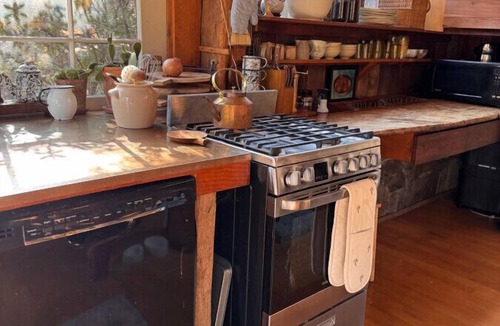 Newtown Cottage | Streamside Cottage @ Sticks & Stones Farm