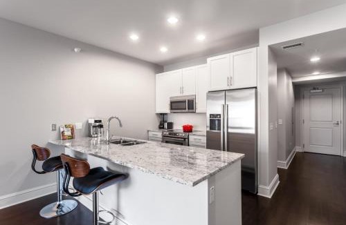 Streeterville Apartment | Streeterville 1BR w Lake Views Pool Deck Gym CHI-183
