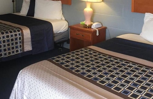 Fairview House | Stress-free Accommdation at Knights Inn Fairview! 3 Great Units, Free Parking