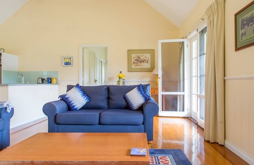 Red Hill South Hotel | Stringybark Cottage B&B