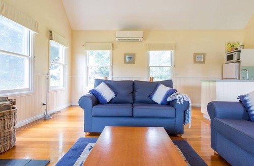 Red Hill South Hotel | Stringybark Cottage B&B