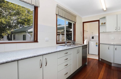 Hawks Nest House | Stroll To Bennett's Beach