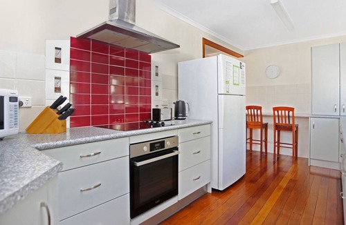 Hawks Nest House | Stroll To Bennett's Beach