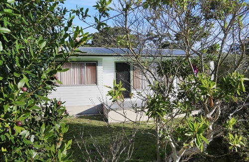 Hawks Nest House | Stroll To Bennett's Beach