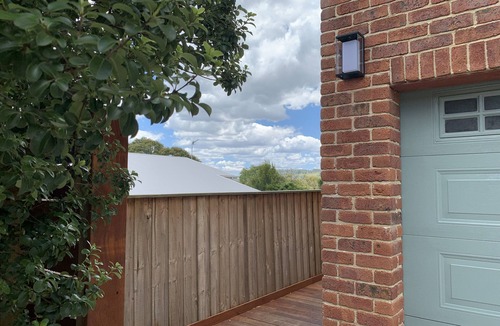 Bowral Apartment | Stroll to Bowral, Cherry Tree Walk, Mt Gibraltar