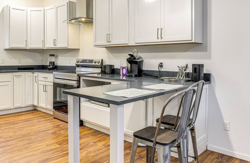 Joplin House | Stroll to Main St Eats! Pet-Friendly Joplin Escape