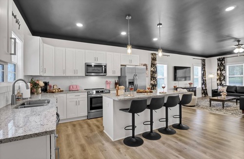 Mount Airy House | Stroll to Main St, Hot Tub, Fenced Yard, Games, FirePit, CornHole, Grill