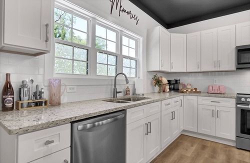 Mount Airy House | Stroll to Main St, Hot Tub, Fenced Yard, Games, FirePit, CornHole, Grill