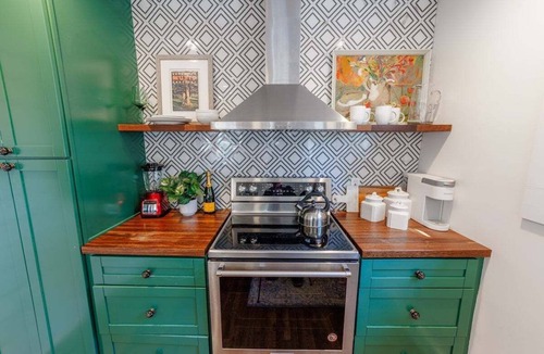 Thunderbolt House | Stroll to Marina Couples Cottage w/Bikes * Thunderbolt