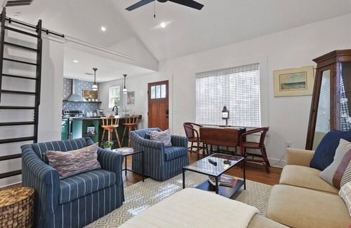 Thunderbolt House | Stroll to Marina Couples Cottage w/Bikes * Thunderbolt