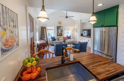 Thunderbolt House | Stroll to Marina Couples Cottage w/Bikes * Thunderbolt