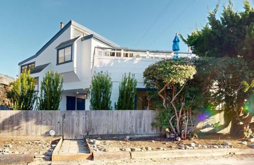 Stinson Beach House | Stroll to Shore Stinson Beach Gem with Hot Tub