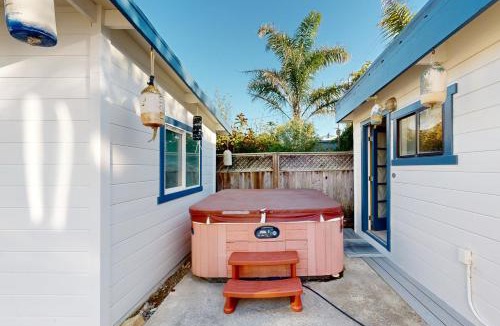Stinson Beach House | Stroll to Shore Stinson Beach Gem with Hot Tub