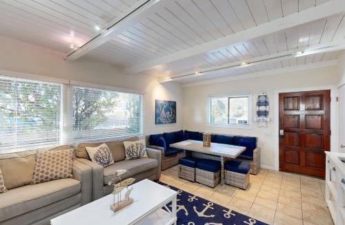 Stinson Beach House | Stroll to Shore Stinson Beach Gem with Hot Tub