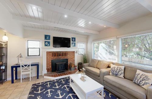 Stinson Beach House | Stroll to Shore Stinson Beach Gem with Hot Tub
