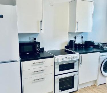 Wainscot Apartment | Strood Modern Flat with full kitchen and bathroom - Flat 1 Ground Floor