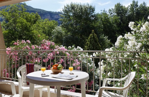 Vallon-Pont-d'Arc Apartment | STU au calme, Terrasse + Navettes à proximité