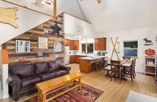 Sky Meadows Ranch Cabin | Stuart View Lodge · Amazing Mt Views | Fire Pit | Relaxing Hot Tub | Foosball |