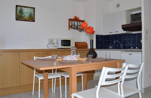 Saint-Pierre-la-Mer Apartment | Studio Cabin with Pool, 4 Sleeps, Near Beach and Shops