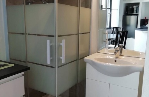 Saint-Paul-Trois-Chateaux Apartment | Studio-Superior-Private Bathroom-Landmark view-Le Studio