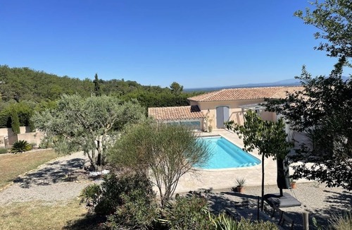 Saint-Saturnin-les-Avignon Apartment | Studio Le soleil couchant, in Provence near Avignon