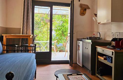 Notre-Dame-Limite Apartment | Studette indépendante et coquette avec terrasse sur jardin