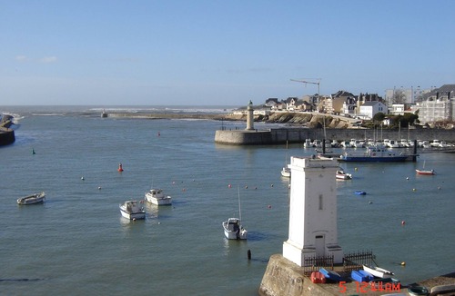 Saint-Gilles-Croix-de-Vie Apartment | studio 3rd floor elevator beautiful view of the harbor entrance and Atlantic Ocean