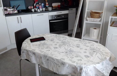 Saint-Gilles-Croix-de-Vie Apartment | Studio for 2 with sea view close to town center.