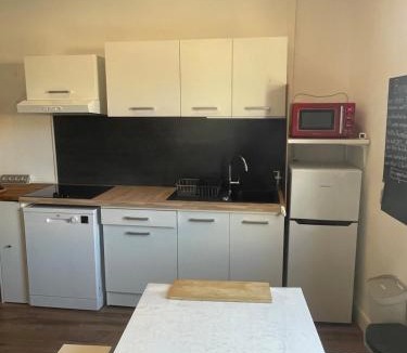 Saint-Michel-l'Observatoire Apartment | Studio climatisé au centre du village