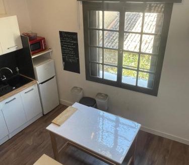 Saint-Michel-l'Observatoire Apartment | Studio climatisé au centre du village