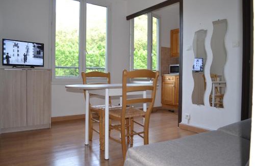 Amelie-les-Bains-Palalda Apartment | Studio à 100 mètres des thermes vue sur montagne.
