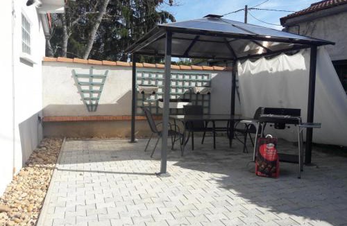 Vendat Apartment | Studio à la campagne avec piscine partagée et jardin