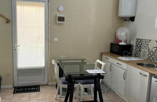 Le Boulou Apartment | Studio à Le Boulou centre ville- pour 2 - petit prix- Juillet-aout réservation d'1 semaine minimum-check in 17-19h