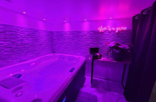 Juvignac Apartment | Studio élégant l'orchidée Jacuzzi en intérieur toute l'année