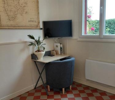 Mery-sur-Oise Apartment | Studio épicéa avec jardin et stationnement dans charmante propriété proche gare