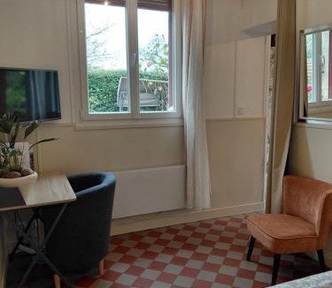 Mery-sur-Oise Apartment | Studio épicéa avec jardin et stationnement dans charmante propriété proche gare