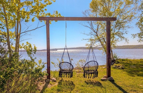 Ste Anne de Beaupre Apartment | Studio 17 | 2 Min Waterfront | BBQ & Fireplace