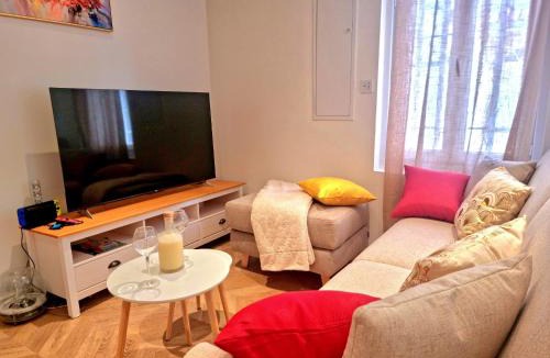 Montpon-Menesterol Apartment | Studio 1 Sofa no Bedroom