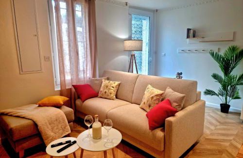 Montpon-Menesterol Apartment | Studio 1 Sofa no Bedroom