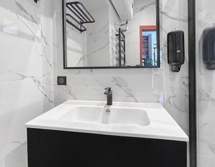 Quartier des Eaux-Claires Apartment | Studio 104 - Haut de gamme, Wifi, Climatisation