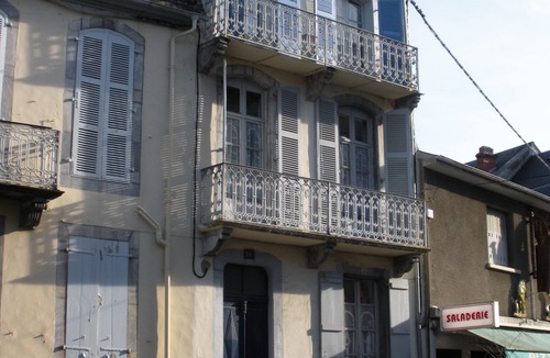 Bagneres-de-Bigorre Apartment | Studio 1st floor retro with balcony in 19th century house, next to thermal baths